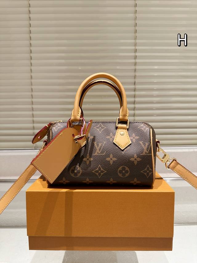 枕头 Lv Speedy 16Cm枕头包 无论版型 内里和专柜毫无差别 真正原版复刻 内里可拆卸 火遍全球的爆款机场大包 机车女神包 明星同款 贵气而充满活力的