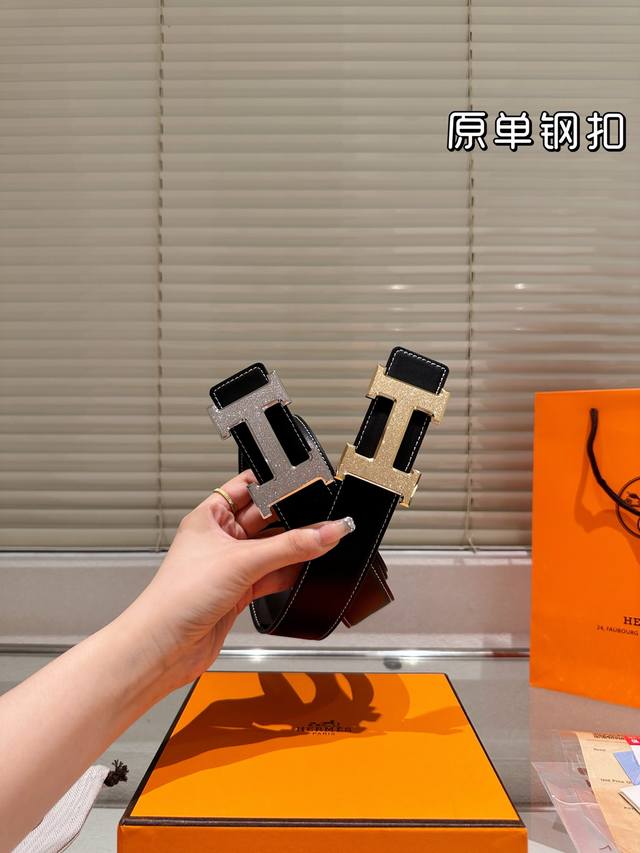 钢扣 高版本！腰带 爱马仕牛皮皮带～热门款 男女通用皮带里面最火的版本啦～质量很好 全套包装！五金绝对不褪色 皮带头和专柜一样的哦～ 配礼盒手提袋发票