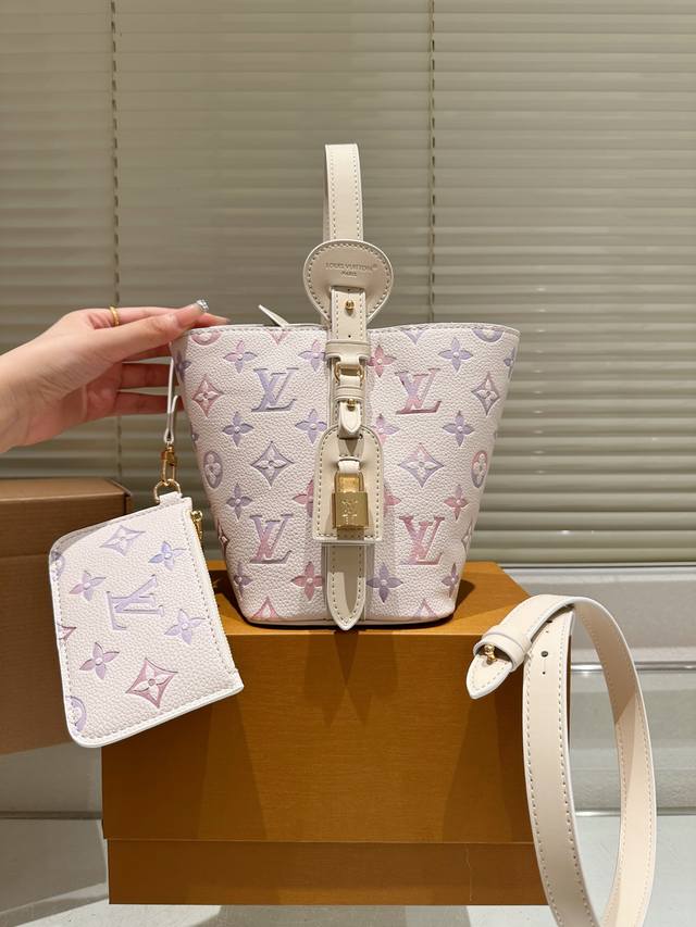 牛皮版本 可芯片扫码 Lv限定All In Bb新色来喽，粉紫色系上新 Lv All Inbb手袋为Monogram牛皮搭配亮泽金属件，以标志性挂锁和名牌彰显经