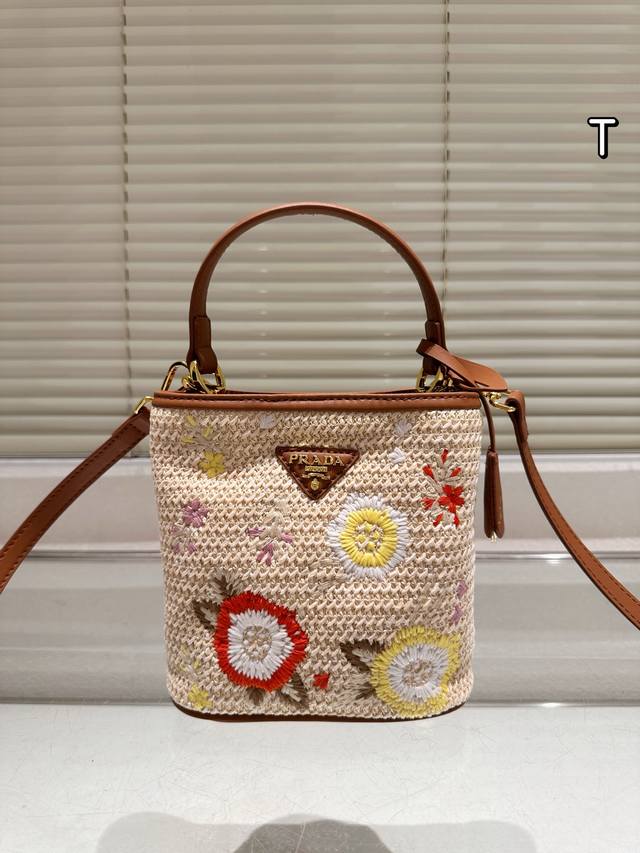 Prada辨识度很高的经典包款之一，跟它的美貌度和实用性分不开。低调大方的杀手包就很符合这一点。包型属于定型包，款式简洁方正，线条硬朗，整个包身几乎没有任何装饰