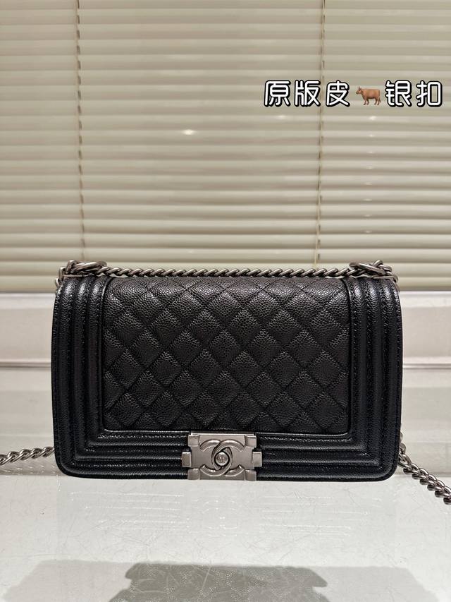 头层皮鱼子酱 Chanel Leboy 迷你版的 23A Leboy 真的是精致可爱的到爆炸 这个迷你尺寸是从23S开始回归的 但是这一款23A还是荔枝纹牛皮萎 头层皮鱼子酱 Chanel Leboy 迷你版的 23A Leboy 真的是精致可爱的到爆炸 这个迷你尺寸是从23S开始回归的 但是这一款23A还是荔枝纹牛皮萎