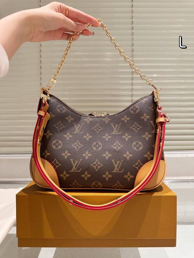 Lv Boulogne邮差包 牛角包 新款的 Boulogne Size 对比之前小了，但完全不影响它的容量。设计上多加了金色链条 发8，增添时尚感之余，也让包