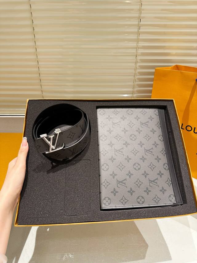 原单 手包腰带 配礼盒 高版本！腰带 Lv牛皮皮带～热门款 男女通用皮带里面最火的版本啦～质量很好 全套包装！五金绝对不褪色 皮带头和专柜一样的哦～ 配礼盒手提