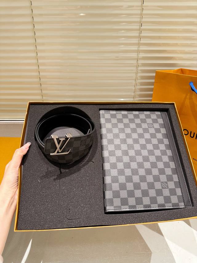 原单 手包腰带 配礼盒 高版本！腰带 Lv牛皮皮带～热门款 男女通用皮带里面最火的版本啦～质量很好 全套包装！五金绝对不褪色 皮带头和专柜一样的哦～ 配礼盒手提