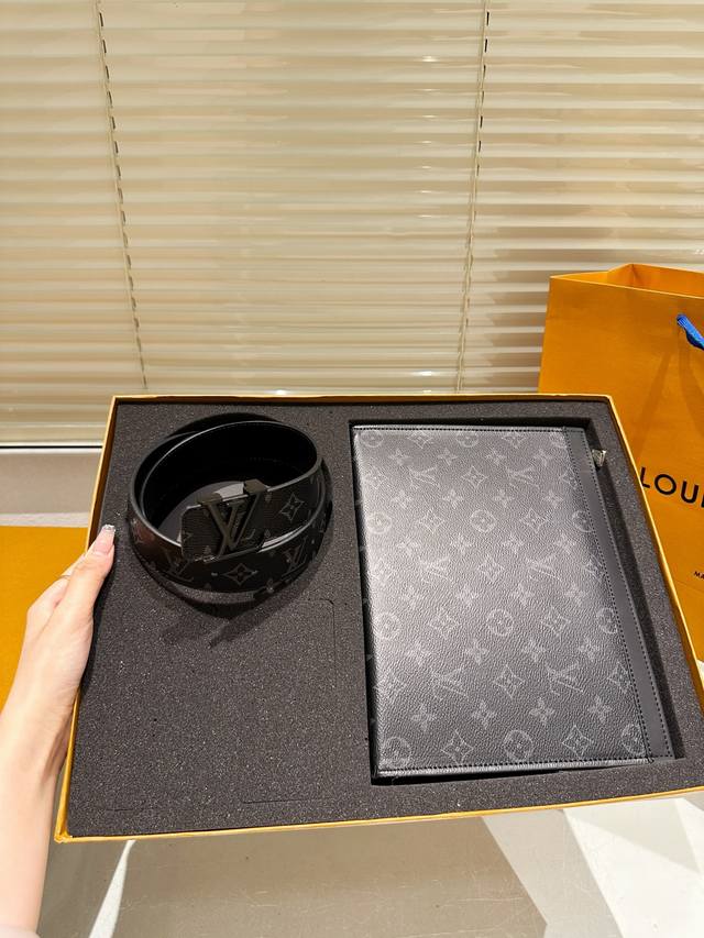 原单 手包腰带 配礼盒 高版本！腰带 Lv牛皮皮带～热门款 男女通用皮带里面最火的版本啦～质量很好 全套包装！五金绝对不褪色 皮带头和专柜一样的哦～ 配礼盒手提