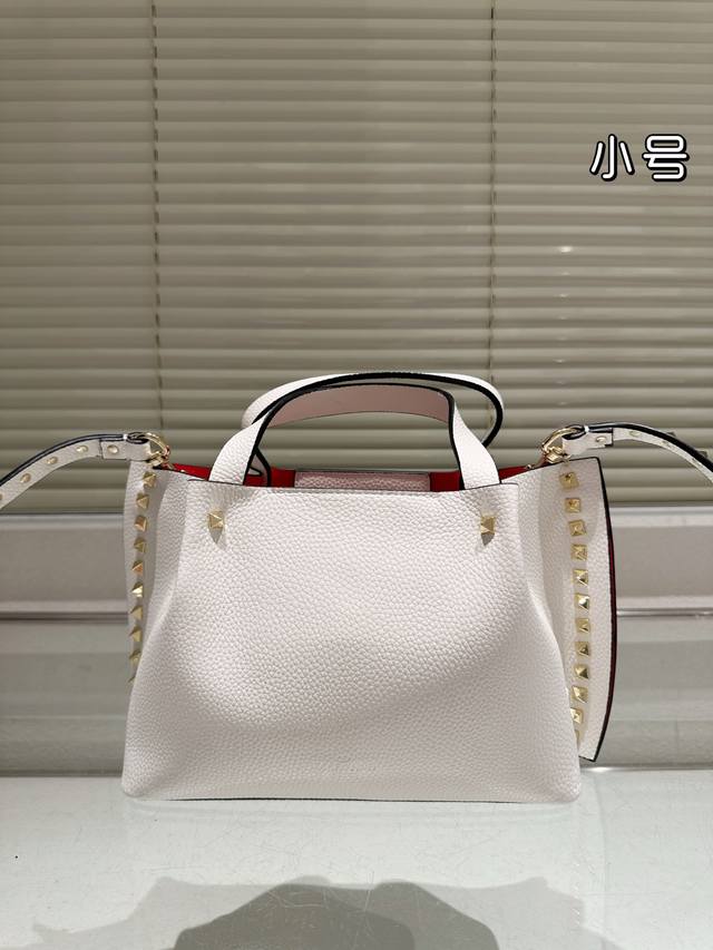 尺寸24.17 华伦天奴 手提包可斜挎 很有复古的感觉 高级又不失优雅 超有氛围感 通勤 休闲 约会通通可搭 尺寸24.17 华伦天奴 手提包可斜挎 很有复古的感觉 高级又不失优雅 超有氛围感 通勤 休闲 约会通通可搭