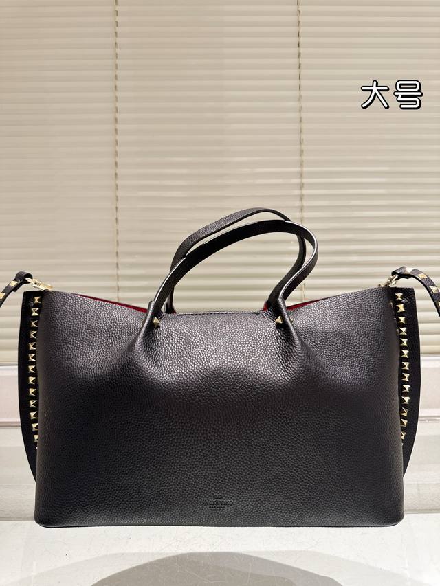 尺寸36.23 华伦天奴 手提包可斜挎 很有复古的感觉 高级又不失优雅 超有氛围感 通勤 休闲 约会通通可搭 尺寸36.23 华伦天奴 手提包可斜挎 很有复古的感觉 高级又不失优雅 超有氛围感 通勤 休闲 约会通通可搭