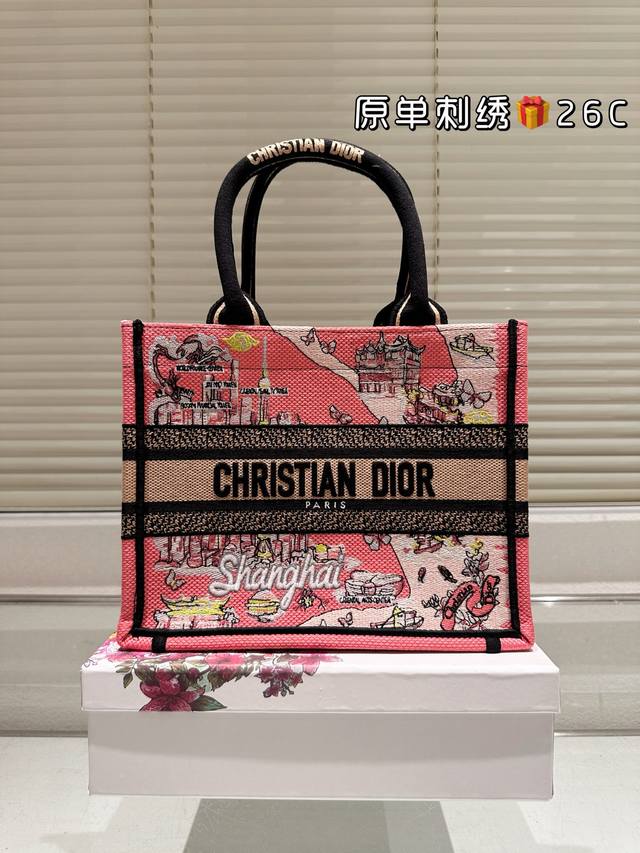 原单刺绣 Dior 提花 托特包 配内胆 Dior Book Tote今年最喜欢的一款购物袋 Tote我用的次数最多的包,因为容量超级大,不管什么东西都向里面放 原单刺绣 Dior 提花 托特包 配内胆 Dior Book Tote今年最喜欢的一款购物袋 Tote我用的次数最多的包,因为容量超级大,不管什么东西都向里面放