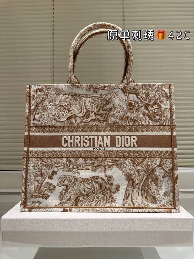 原单刺绣 Dior 提花 托特包 配内胆 Dior Book Tote今年最喜欢的一款购物袋 Tote我用的次数最多的包，因为容量超级大，不管什么东西都向里面放