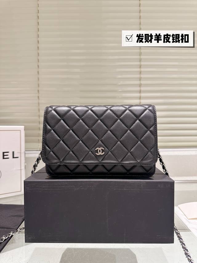 羊皮 Chanel Woc 发财包 小香最近好多明星都在背 Chanel 19 这款包是由老佛爷Karl Lagerfeld 和 Chanel现任创意总监 Vi