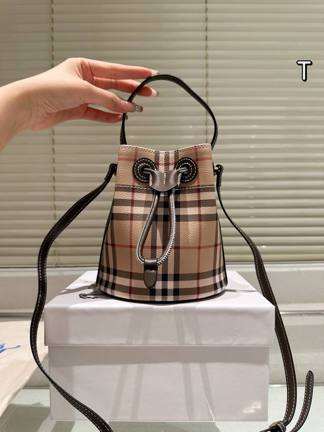 巴宝莉 Burberry 经典气质水桶包 这款真的是太经典啦 你们千呼万唤的款 怎么背都好看 质量超B 进口布料 原版配色内里 Pk专柜品质 美妞必留款 趁着现