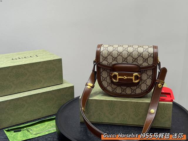 折叠礼盒 Gucci 1955 Horsebit Bag 马鞍包腋下包经典的马衔扣+Monogram+棕色勾边设计，满满的复 ，斜挎，短肩带单肩带，长肩带单肩带