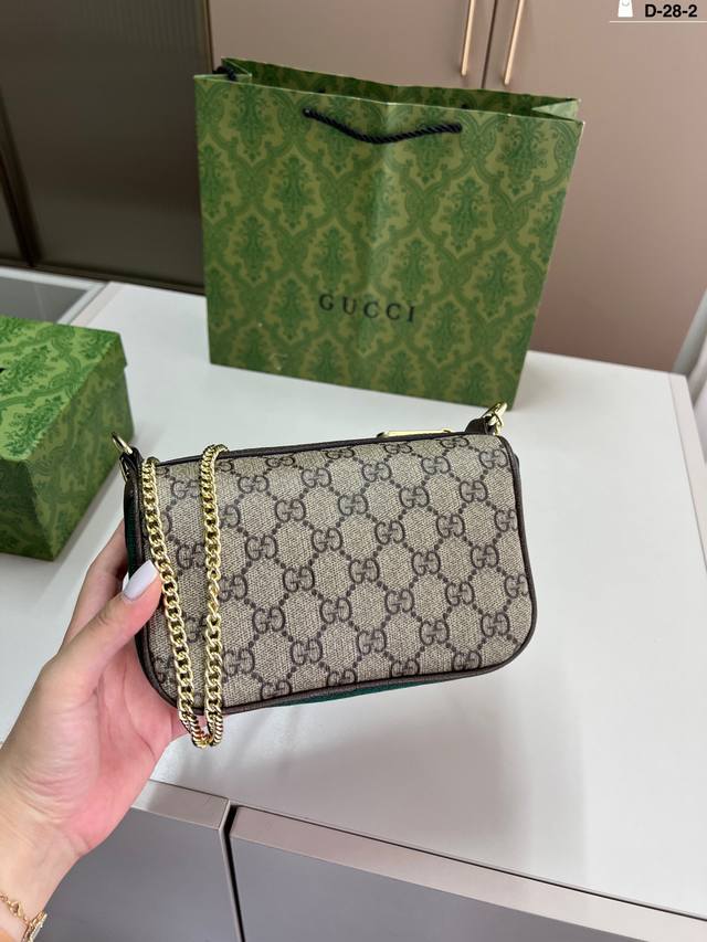 Gucci Ophidia 链条单肩斜挎包 把Gucci的复古风诠释得淋漓尽致~ 圆顶造型设计，实用性和性价比 D-28-2尺寸18×13配盒