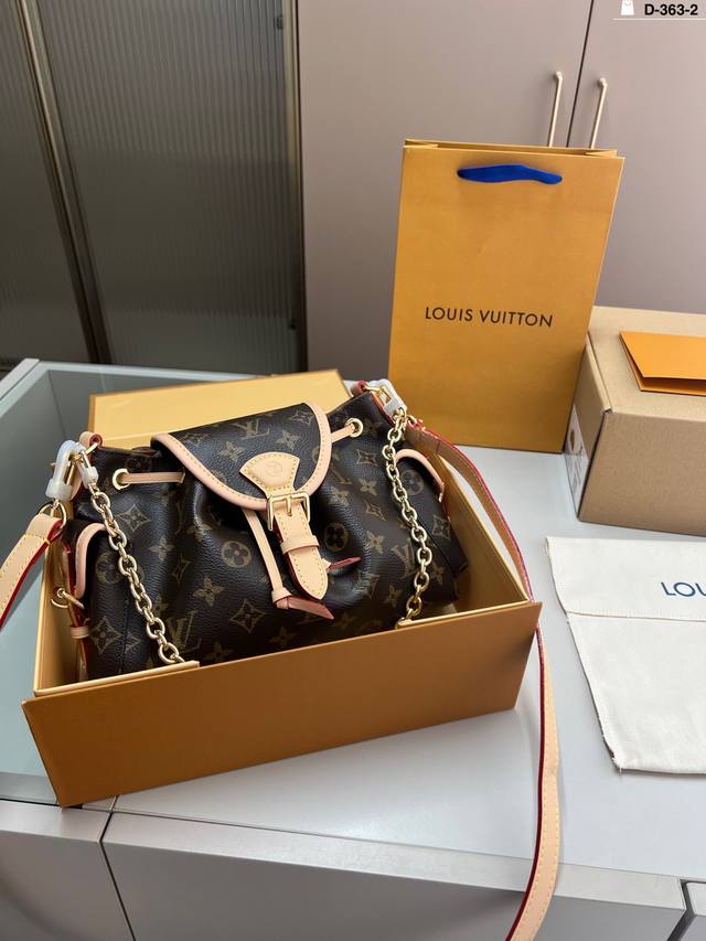 芯片版本 Lv路易威登 链条和搭扣让整体更显精致 两侧的小兜让这个包多了一些随意松弛的感觉D-363-2尺寸24×17折叠盒飞机盒