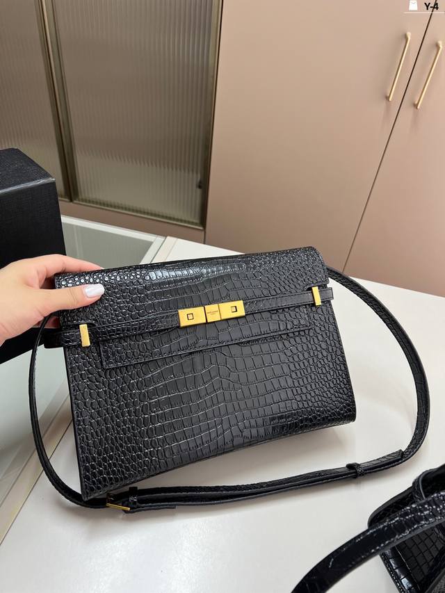 大 Ysl曼哈顿，圣罗兰 背起来真的太有Feel。曼哈顿 最低调 简洁大气啦！尺寸刚刚好！ Y-4尺寸23×18 28×20折叠盒