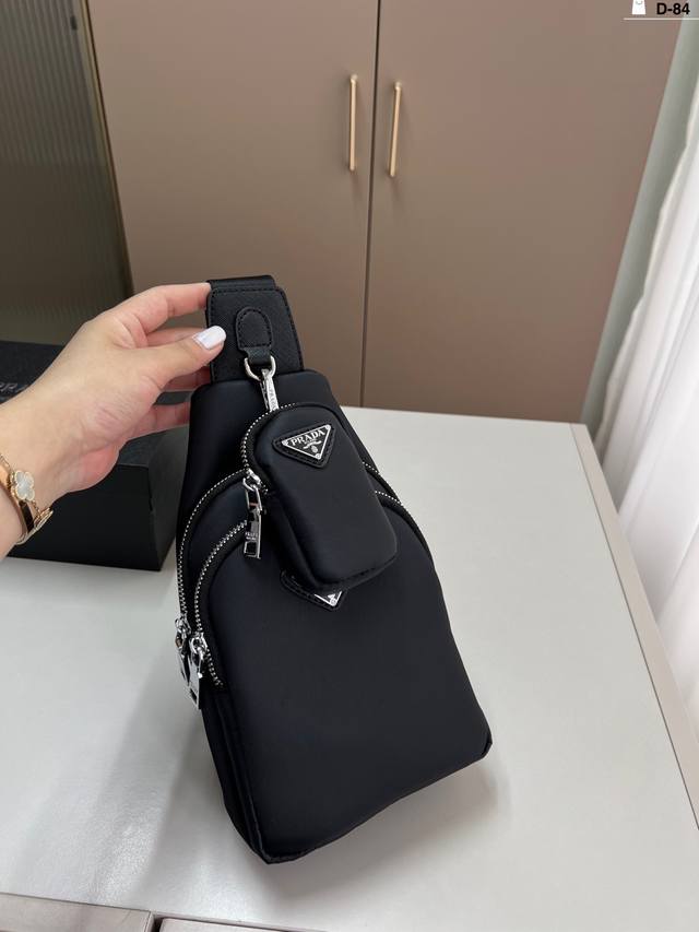 Prada普拉达胸包 永恒不过时的标志性产品 今年Prada最爱的款式 实用性非常高 完全不用担心穿搭 D-84尺寸15×27配盒
