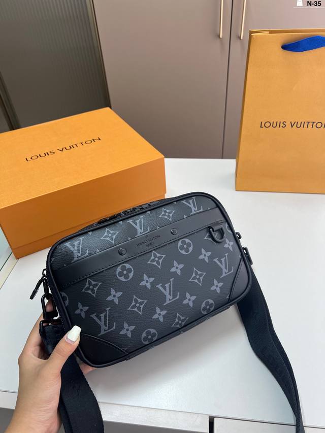 Lv路易威登相机包单肩斜挎包 轻松装纳日常随身物品 这只包真的要安利大家 简直是搭配神器 N-35尺寸24×17折叠盒