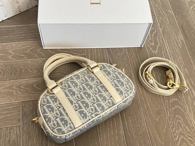 配盒 Size：21*12Cm D家 新的Dior小枕头包~ 个人觉得 包型真的很耐看！ 又休闲 又优雅！ 现在它很火哦！ 皮肩带很精致哦！