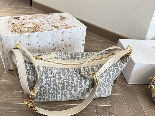 Dior老花便当包潇洒随性又松弛感满满 诠释时尚新姿态，造型潇洒随性，不经意间流露松弛感。换上露肩上衣与黑裙，又添几分优雅俏皮。搭配 Dior D-Journe