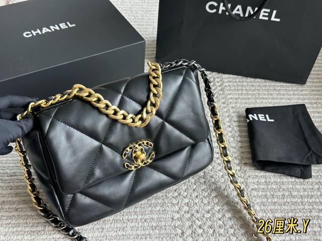 复刻版 配盒 Size：26Cm 小香家 19Bag 真的不用多说！ 性价比做到最优 皮料再次升级 质感高级 强烈安利哦！