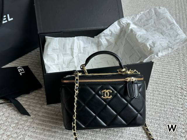 Chanel香奈儿 Chanel香奈儿亮面金标菱格纹羊皮手柄长盒子包手提单肩斜挎包不含镜子31开 全新附身份卡 防尘袋送礼首选市 折叠盒包装