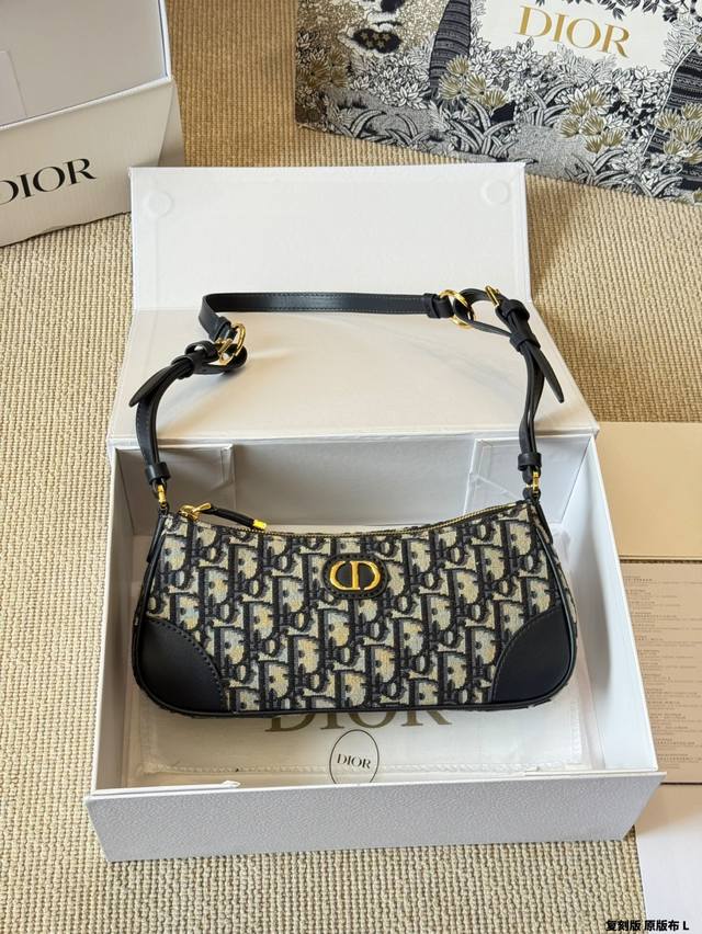 复刻版 原版布 Dior 30 Montaigne Wanderlust 迷你手袋 这款 Wanderlust 迷你手袋是二零二五秋季成衣系列新品，以时尚精致的