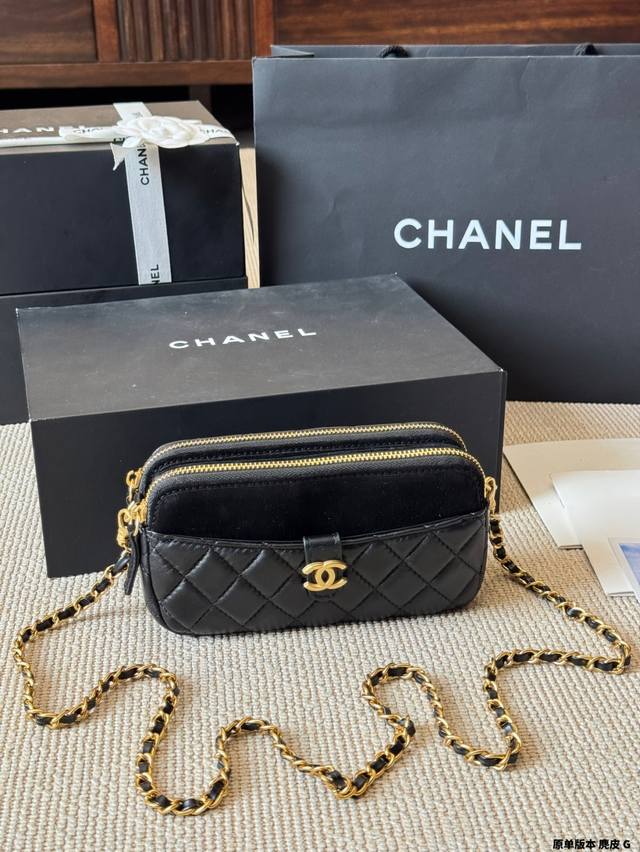 原单版本 麂皮 Chanel 25A 手工坊Vic Chanel这季上新一眼就看中了这两只！赶紧抢到第一批啦 这个颜色是浅卡其，有一种西部牛仔的随性风，也很适合