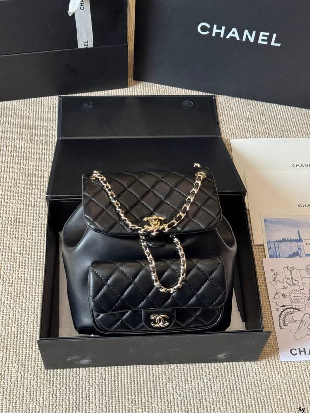 无可 替代的Chanel Duma双肩包 Yyds Duma仍然是我出街必备款之一 诗无论是休闲还是正式场合都很加分羊皮的柔软质感自带一-种贵气 但下雨天也可以