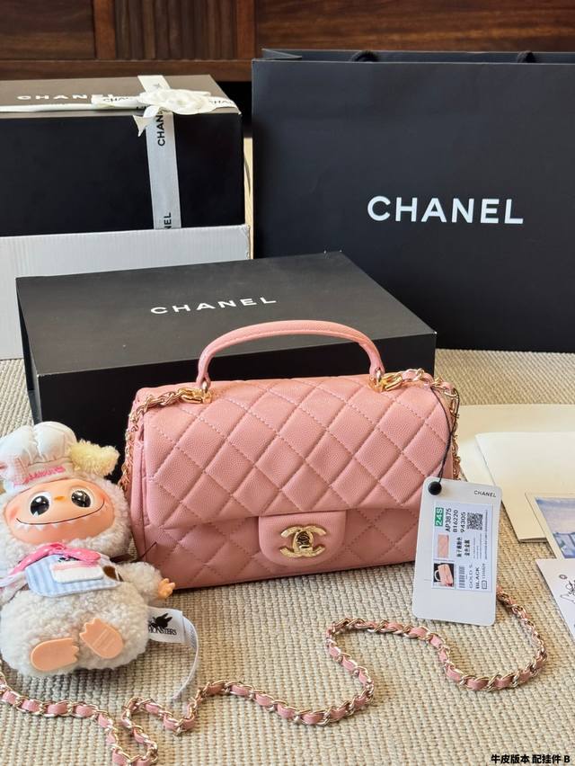 牛皮版本 配挂件 Chanel 22B金属手柄Minicf 新款金属手柄 Cf Mini 真香，金属双C Logo 经典万年③ 金这季手柄跟以往也不一样了，金属