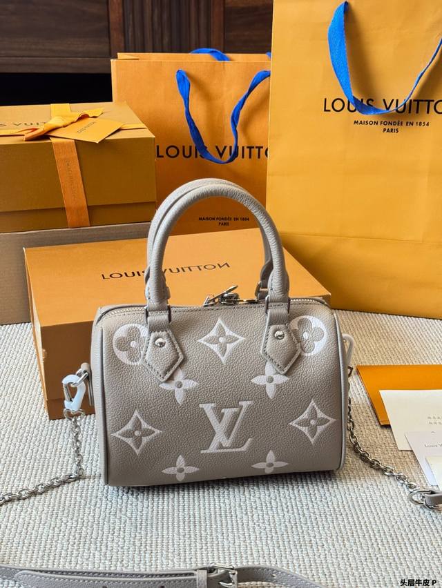 头层牛皮 Lv Speedy 枕头包 版型 内里和专柜毫无差别 真正原版复刻 内里可拆卸 火遍全球的爆款机场大包 机车女神包 明星同款 贵气而充满活力的品牌设计