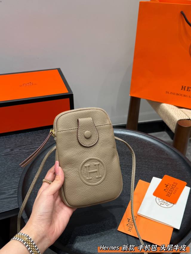 配礼盒 头层牛皮 Hermes 爱马仕 爆款来袭 手机包斜挎包 小小一只，耐用耐脏，好看不过时轻便时尚，受人喜爱是理所当然赶紧来拥有这款宝藏小包包尺寸：12*3