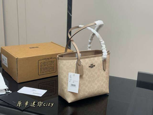 顶级版 配盒 Size：22*20Cm 超级轻便 蔻驰 新款Mini托特 City23这个尺寸太友好啦 之前觉得Tote太大的姐妹 现在出了新款大小 真香预警