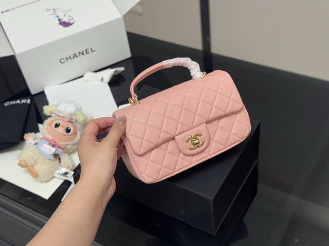 配挂件 折叠盒飞机盒 Size：20*12Cm 香奈儿Mini Cf Handle 无论搭配还是容量都是没得说， 真的太可爱了！ 手提的Cf！