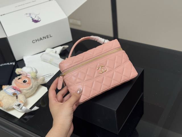 配挂件 配折叠盒飞机盒 Size：19.12Cm 香奈儿饭盒 Hobo 又称流浪包 包身轻便又有容量 又精美又实用，性价比超高 推荐入手之一 太好搭啦！随手一提