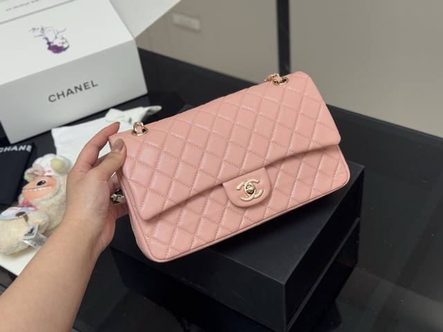 配挂件 配折叠盒 香奈儿Chanel Cf链条包25Cm Chanel Cf 从诞生之日，就成为了经典，并且几十年都经久不衰，也印证了那句话： 流向易逝，风格永