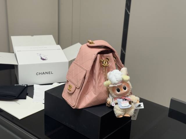 配挂件 配盒 Chanel 25S Hobo小号真绝绝子 今年香奈儿25S系列简直美爆... 这只Hobo是个小号尺寸个人觉得比较日常 鱼子酱的质感颗粒没这么重