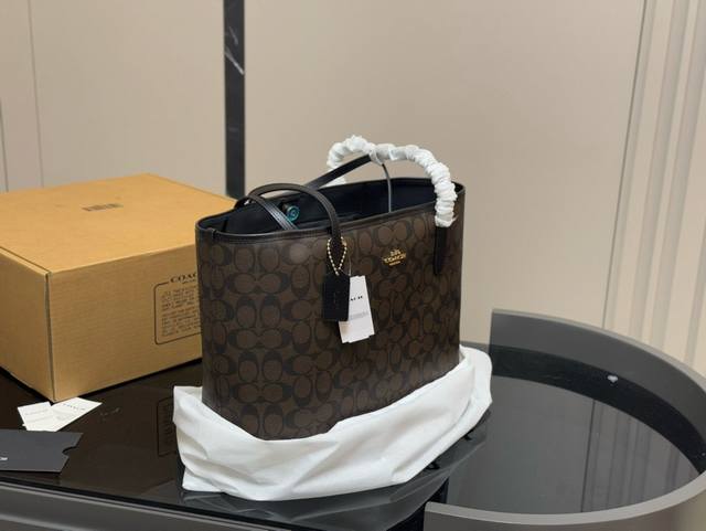 配飞机盒 复刻版 Size:35*27Cm 蔻驰 新款吸扣单面City托特包 经典Logo购物袋Tote包 最高版本! 这个小长假需要它 搜索Coach 购物袋 配飞机盒 复刻版 Size:35*27Cm 蔻驰 新款吸扣单面City托特包 经典Logo购物袋Tote包 最高版本! 这个小长假需要它 搜索Coach 购物袋