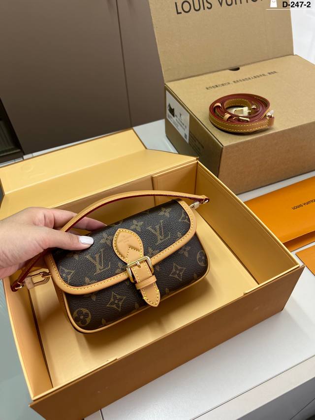 芯片版本 Lv路易威登Mini法棍包 法棍包是真好看 又好背！皮质和颜色都不错， 配置两条肩带 又甜又咸！ D-247-2尺寸20×10折叠盒飞机盒