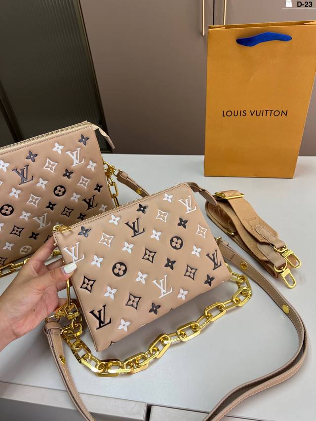 小 Lv锋芒乍现 抱枕包Coussin 风琴手袋 单肩斜挎包 被拿来用做手包简单大方的款式 真的很炫酷 D-23尺寸27×20 21×16折叠盒