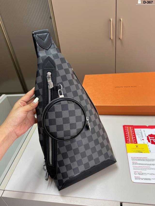Lv路易威登胸包 永恒不过时的标志性产品 今年Lv最爱的款式 实用性非常高 完全不用担心穿搭 D-367尺寸19×44配盒