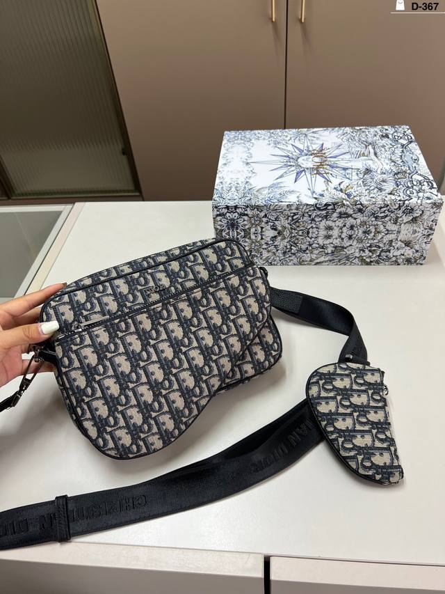 芯片版本 Dior 迪奥邮差包 融入 Dior 的标志性元素 是出行必备的好选择! D-367尺寸23×16折叠盒 芯片版本 Dior 迪奥邮差包 融入 Dior 的标志性元素 是出行必备的好选择! D-367尺寸23×16折叠盒