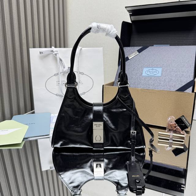 顶级原单 新品1Bg580迷你款这款迷你走秀款采用进口油腊皮，顶级五金，前幅配有插扣锁开合，容量空间大，又可手提又可肩背，上身效果非常大气时尚，喜欢宝宝们，赶紧