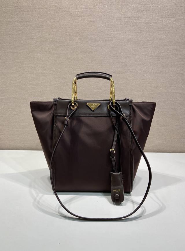 特级原厂新款托特包1Bg578新色这款托特包采用时尚几何造型,融合实用的Re-Nylon再生尼龙材质与精致细节。造型百变,搭配金属与皮革双手提柄,可在手提包与单 特级原厂新款托特包1Bg578新色这款托特包采用时尚几何造型,融合实用的Re-Nylon再生尼龙材质与精致细节。造型百变,搭配金属与皮革双手提柄,可在手提包与单