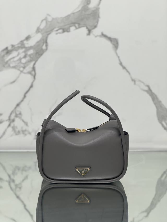 新款保龄球包这款Lindy 手拎包 肩背款采用意大利Soft Grain 进口小牛皮,顶级五金硬件,现代设计彰显休闲态度,精致的细节搭配金属五金配件更添灵动。款 新款保龄球包这款Lindy 手拎包 肩背款采用意大利Soft Grain 进口小牛皮,顶级五金硬件,现代设计彰显休闲态度,精致的细节搭配金属五金配件更添灵动。款