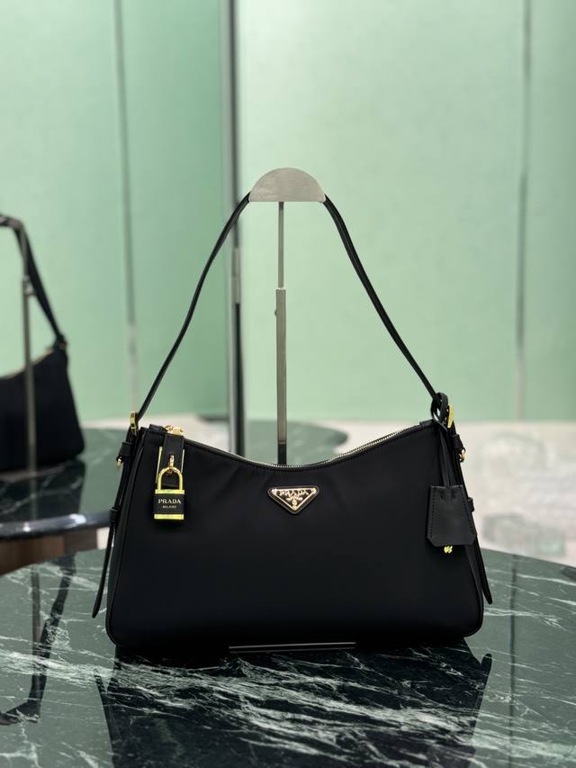 新款尼龙锁头包这款Tessuto Locker单肩包风格现代百搭，采用再生尼龙 Re-Nylon 材料制成。搭配精致小牛皮细节。可调节皮革肩带，容量宽敞，搭配拉