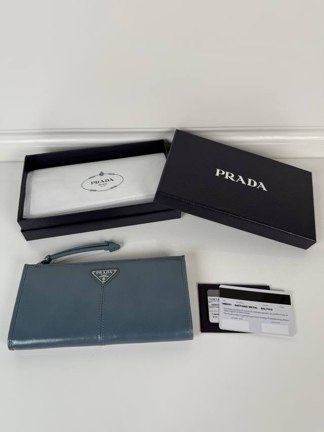 家男女通用小袋包，这款小袋简约精致，采用进口油腊皮制作，三角形金属徽标，拉链开合。型号：1Mb051，尺寸20Cm*10Cm2个卡位，1个皮革衬里