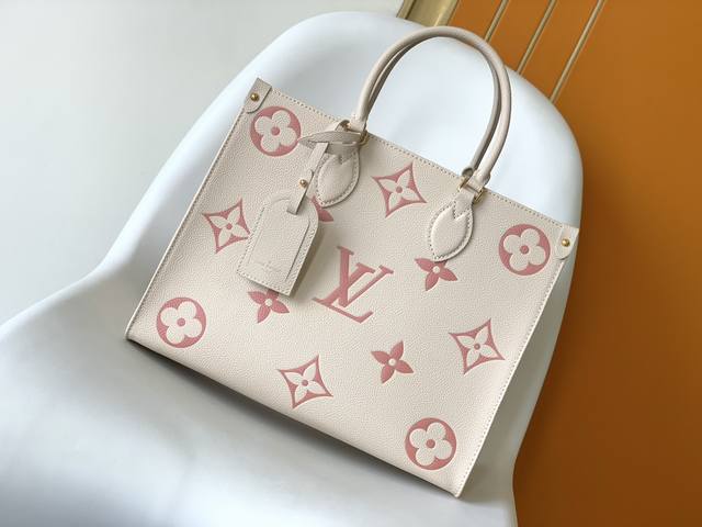 出厂价P 顶级原单M21575 奶油白拼粉色丝印 本款 Onthego 中号 Tote 包将 Medium Monogram 图案先印染后压印于柔软粒面牛皮革，