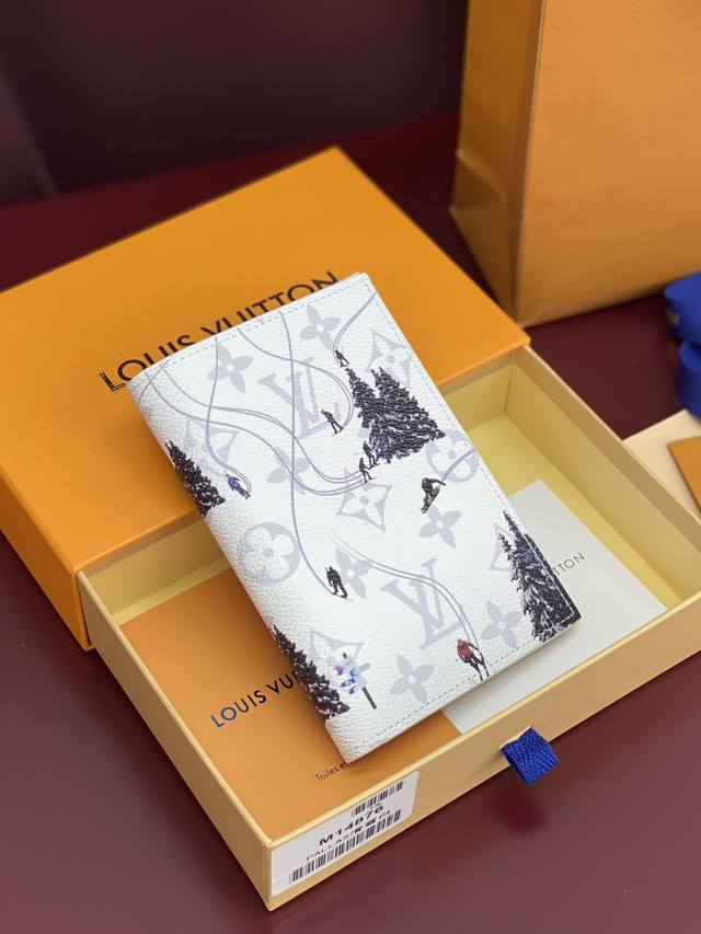 出厂价P M14876 护照！滑雪白色！时尚出行的绝佳伴侣。质感奢华的粒纹小牛皮内衬，内部多隔层构造，风格经典的旅行配饰。挎着华丽的路易威登手袋大肆采购的运动员
