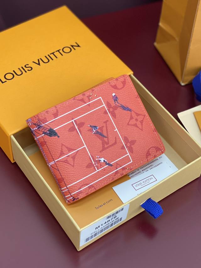 出厂价P M14879 短夹！网球橙色！在色彩缤纷的单体画布上印制了充满乐趣的迷你体育场面的“Portofoyle Slender”。轻松的单体图案与背景色调融