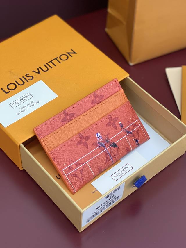 出厂价P M14862 卡片夹！网球橙色！Double 卡夹、本款 Double 卡夹出自父亲节系列，为 Colored Monogram 帆布融入袖珍运动场景